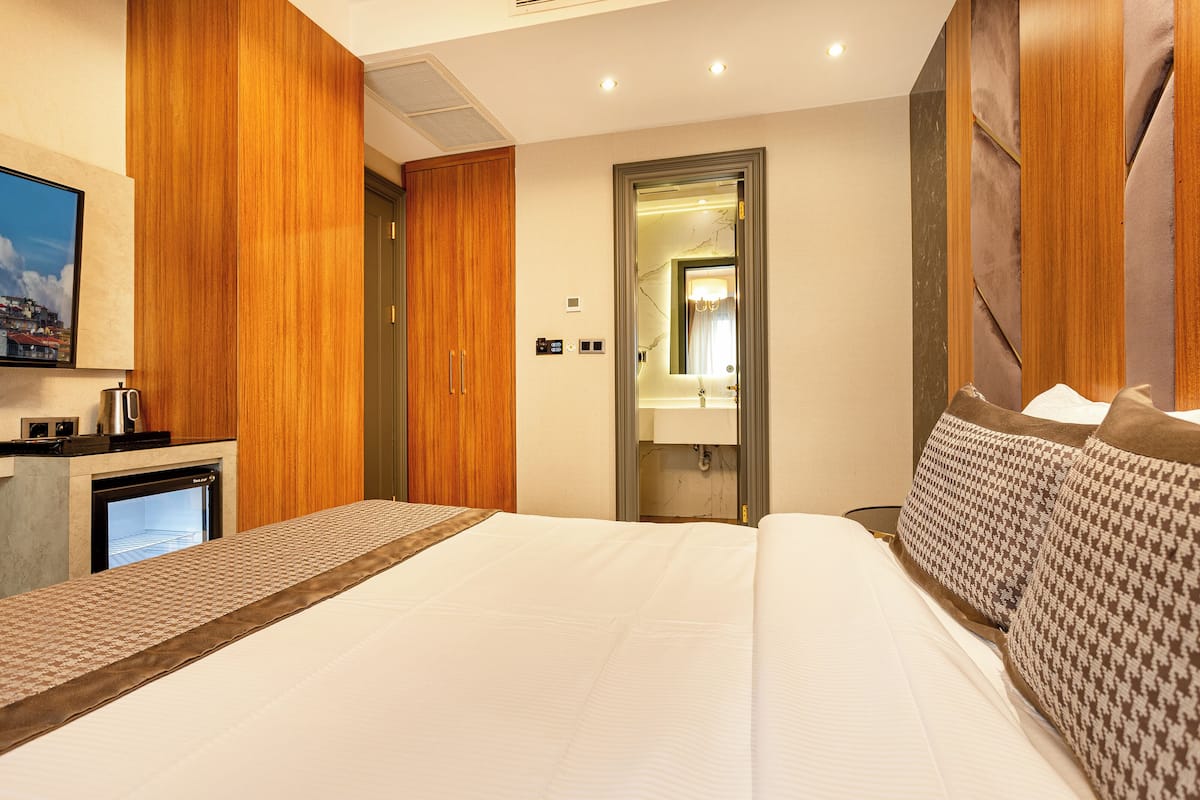 Economy Room, 2 Double Beds | Minibar, in-room safe, soundproofing, iron/ironing board