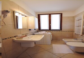 Appartement Familial, 1 chambre, côté montagne (Residence Eden Azalea 1) | Salle de bain | Douche, douche à « effet pluie », sèche-cheveux, bidet