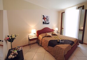 Familienapartment, Mehrere Schlafzimmer, Bergseite (Residence Eden Azalea 2) | 1 Schlafzimmer, Bügeleisen/Bügelbrett, WLAN, Bettwäsche