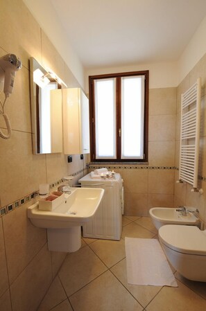 Familienapartment, 1 Doppelbett und Schlafsofa, Bergseite (Residence Eden Camelia 5) | Badezimmer | Dusche, Regendusche, Haartrockner, Bidet