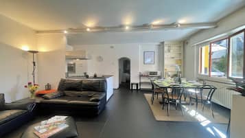 Perhehuoneisto, useita makuuhuoneita (Menaggio 57) | Olohuone | 24–tuumainen taulutelevisio, jossa kaapelikanavat