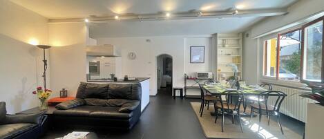 Perhehuoneisto, useita makuuhuoneita (Menaggio 57) | Olohuone | 24–tuumainen taulutelevisio, jossa kaapelikanavat