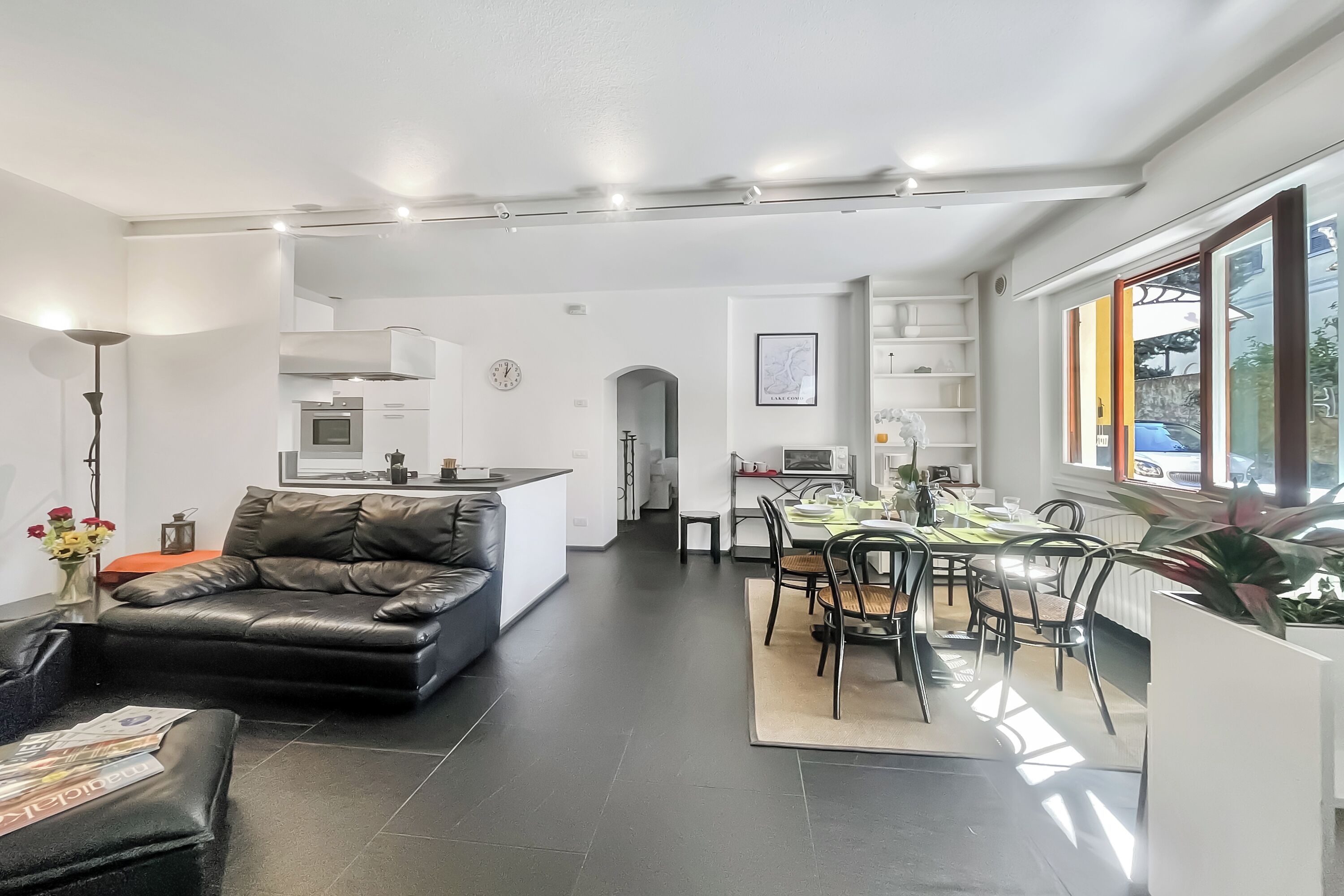 Apartamento família, vários quartos (Menaggio 57) | Sala de estar | TV de tela plana 24 polegadas com canais a cabo