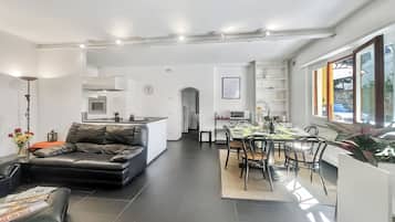 Apartamento família, vários quartos (Menaggio 57) | Sala de estar | TV de tela plana 24 polegadas com canais a cabo