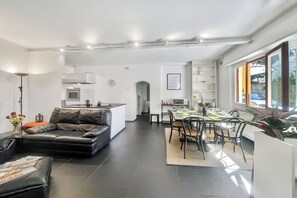 Familienapartment, Mehrere Schlafzimmer (Menaggio 57) | Wohnzimmer | 24-Zoll-Flachbildfernseher mit Kabelempfang