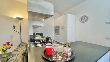 Apartamento família, vários quartos (Menaggio 57) | Cozinha privada | Micro-ondas, fogão, cooktop, lava-louças