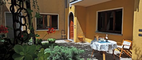 تناول الطعام بالخارج