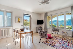 Standaard villa, meerdere slaapkamers (Villa Tremezzo) | Woonruimte | Een 24-inch flatscreentelevisie met satellietzenders en televisie