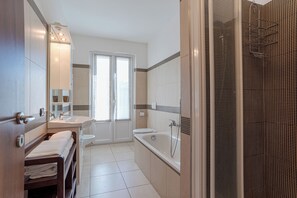 Standaard villa, meerdere slaapkamers (Villa Tremezzo) | Badkamer | Een aparte badkuip en douche, een regendouche, een haardroger, een bidet