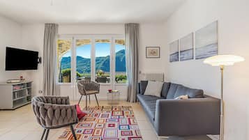 Villa estándar, varias habitaciones (Villa Tremezzo) | Zona de estar | Televisión de pantalla plana de 24 pulgadas con canales por satélite