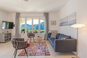 Villa Standard, plusieurs chambres (Villa Tremezzo) | Coin séjour | Télévision à écran plat de 24 pouces avec chaînes par satellite