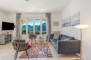 Villa Standard, plusieurs chambres (Villa Tremezzo) | Coin séjour | Télévision à écran plat de 24 pouces avec chaînes par satellite
