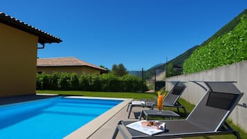 Una piscina al aire libre de temporada