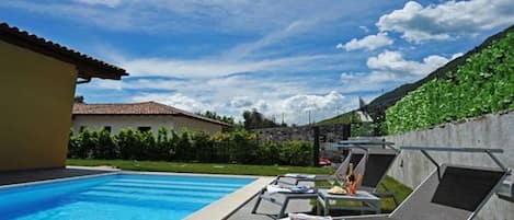 Een seizoensgebonden buitenzwembad