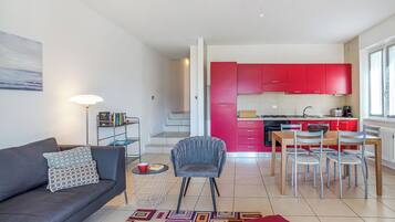 Villa estándar, varias habitaciones (Villa Tremezzo) | Zona de estar | Televisión de pantalla plana de 24 pulgadas con canales por satélite