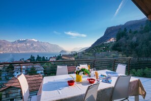Familien-Penthouse, Mehrere Betten, Bergseite (La Perla Di Menaggio - Panoramica) | Balkon
