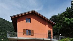 A two-story building with a swimming pool in front. - Bellano Perla Apt. 8 (Bellano)