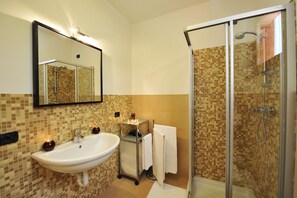 Familienapartment, Mehrere Betten, Bergseite (Bellano Perla Apt. 8) | Badezimmer