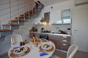 Familjelägenhet - flera sängar - intill bergen (Bellano Perla Apt. 8) | Eget kök | Ugn, spishäll, kaffe- och tebryggare och vattenkokare