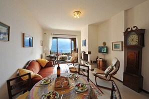 Appartamento familiare, letti multipli, lato giardino (Bellavista Giardino) | Area soggiorno | TV a schermo piatto 21 pollici con canali satellitari, TV, lettore DVD