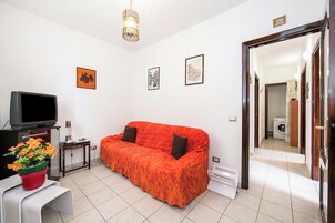 Apartamento familiar, varias habitaciones (Bella Lake View) | Sala de estar | Televisión de 24 pulgadas con canales por satélite