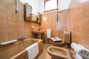 Family Apartment, Multiple Bedrooms (Bella Lake View) | Bathroom - Bella Lake View (Colonno)