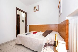 2 habitaciones, tabla de planchar con plancha, wifi y ropa de cama 