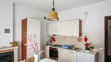 Apartamento família, vários quartos (Bella Lake View) | Cozinha privada | Micro-ondas, fogão, cooktop, lava-louças