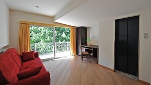 24-inch flat-screen TV with satellite channels, TV, DVD player - Villa Apollo (Oliveto Lario)