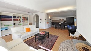 24-inch flat-screen TV with satellite channels, TV, DVD player - Villa Apollo (Oliveto Lario)