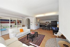 24-Zoll-Flachbildfernseher mit Satellitenempfang, Fernseher, DVD-Player