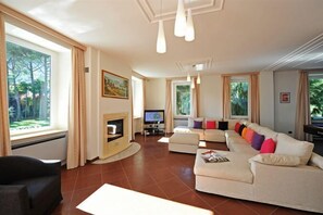 Télévision à écran plat, lecteur de DVD, chaîne hi-fi