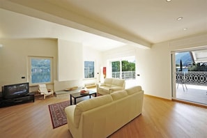 24-inch flat-screen TV with satellite channels, TV, DVD player - Villa Apollo (Oliveto Lario)