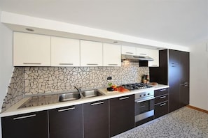 Microwave, oven, stovetop, dishwasher - Villa Apollo (Oliveto Lario)