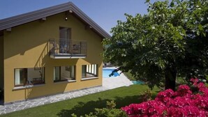 A modern two-story house with a balcony, a swimming pool, and a well-maintained garden. - Sogni Di Bellagio ICI (Bellagio)