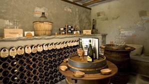 A wine cellar with a wine rack, wooden barrels, and wine bottles. - Sogni Di Bellagio ICI (Bellagio)
