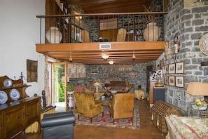 Villa, 3 Schlafzimmer | Wohnzimmer | 24-Zoll-Fernseher mit Digitalempfang, DVD-Player