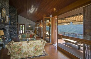 Villa, 3 Bedrooms | Living room | 24-inch TV with digital channels, DVD player - Bellavista Di Bellagio (Bellagio)