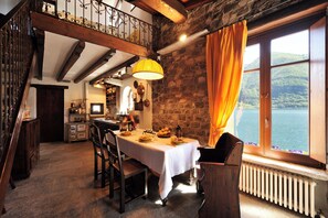 Honeymoon-Villa, Mehrere Schlafzimmer, Seeseite (La Torre Di Porlezza) | Speisen