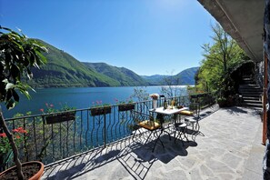 Honeymoon-Villa, Mehrere Schlafzimmer, Seeseite (La Torre Di Porlezza) | Terrasse/Patio