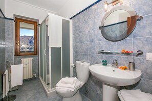 Familie appartement, meerdere slaapkamers, uitzicht op gebergte (Bellavista Grande) | Badkamer | Een bad/douchecombinatie, een haardroger, een bidet, handdoeken