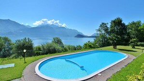 A swimming pool with a view of mountains and a lake. - Bellavista Grande (Menaggio)
