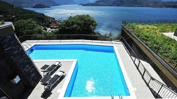 Una piscina con vistas a un lago y montañas.