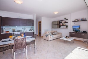 Lägenhet - 1 sovrum | Vardagsrum | 24-tums platt-tv med digitalkanaler, tv och en tv-spelskonsol