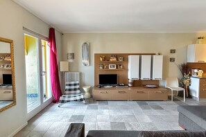 Apartamento familiar, varias habitaciones, 2 baños, junto a la montaña (Mansarda di Pianello) | Interior