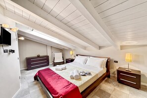 Familienapartment, 2 Schlafzimmer, 2 Bäder, Bergseite (Mansarda di Pianello) | 2 Schlafzimmer, WLAN, Bettwäsche