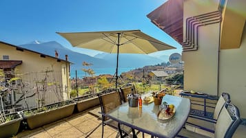 Apartamento família, 2 quartos, 2 banheiros, ao lado da montanha (Mansarda di Pianello) | Terraço/pátio