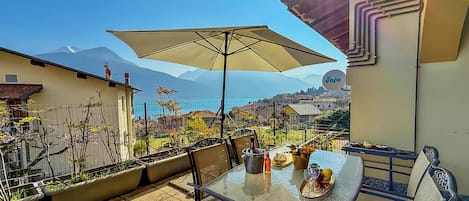 Appartamento familiare, camere multiple, 2 bagni, lato montagna (Mansarda di Pianello) | Terrazza/patio