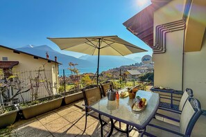 Apartamento familiar, varias habitaciones, 2 baños, junto a la montaña (Mansarda di Pianello) | Terraza o patio