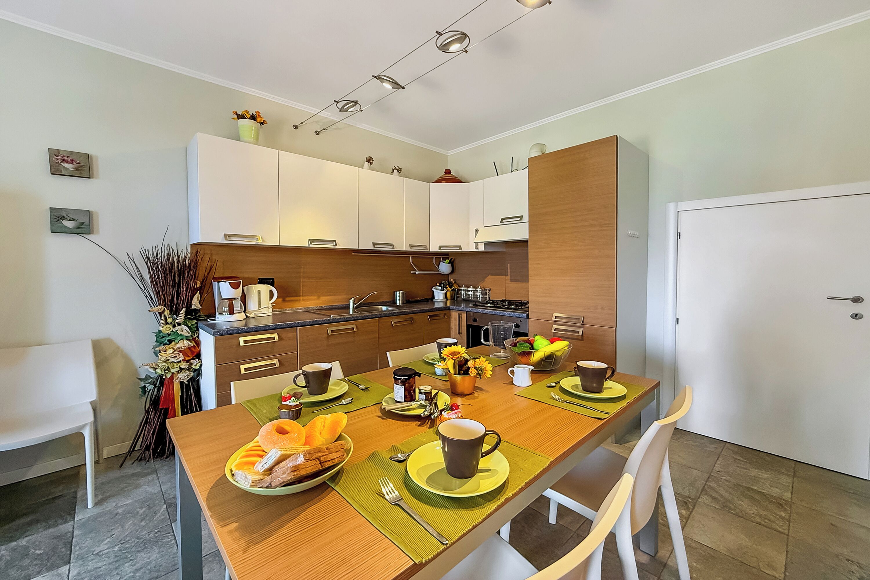 Apartamento família, 2 quartos, 2 banheiros, ao lado da montanha (Mansarda di Pianello) | Cozinha privada | Fogão, cooktop, lava-louças, cafeteira/chaleira